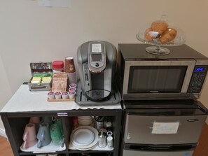 Comfort Room, 1 Queen Bed | Room amenity