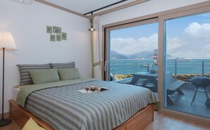Studio (2F) | Blackout drapes, soundproofing, free WiFi - Haedeulchae Pension (Yeosu)