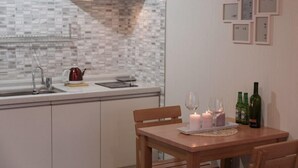 Studio (4F) | Makan di kamar