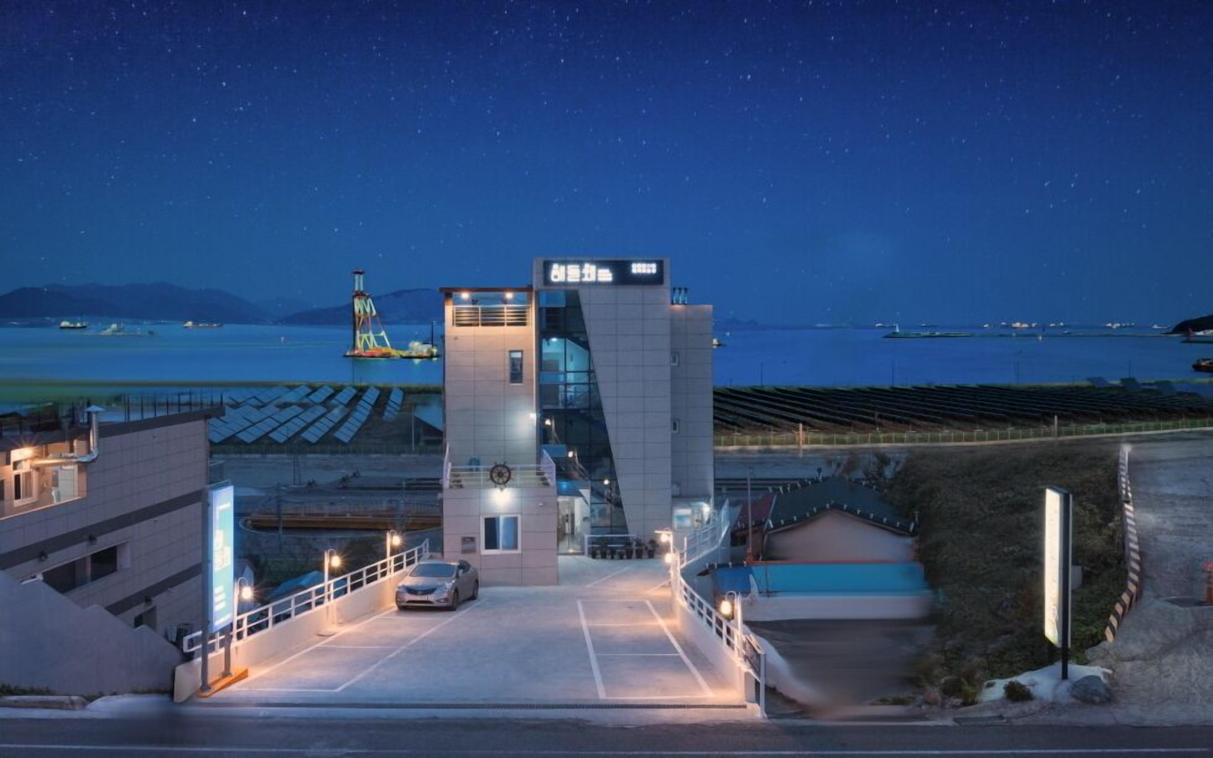 Depan hartanah - siang/malam