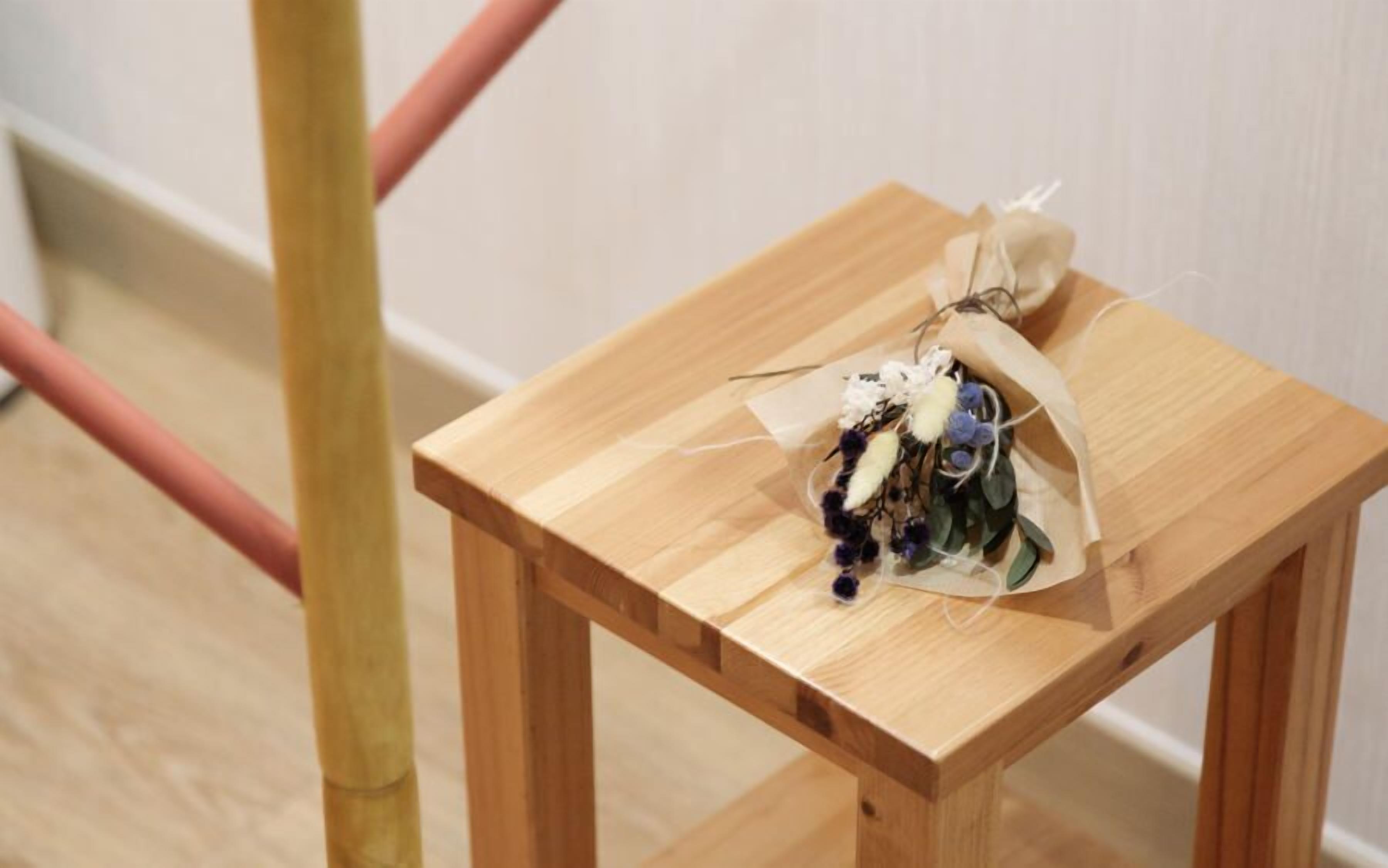 Une petite table en bois sur laquelle est posé un objet décoratif.