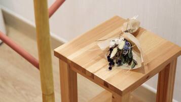 Une petite table en bois sur laquelle est posé un objet décoratif.
