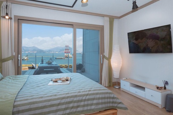 Studio (2F) | Blackout drapes, soundproofing, free WiFi