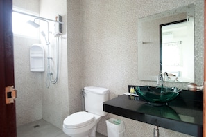 Superior Apartment with Balcony | Baño | Ducha, artículos de higiene personal gratuitos y toallas