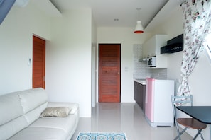 Superior Apartment with Balcony  | Area keluarga | TV layar datar
