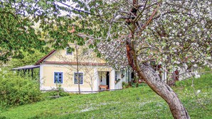 Una casa con tetto a falda, una porta ben visibile e un piccolo portico.