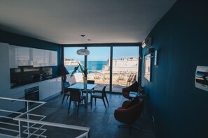 Fridge, microwave, coffee/tea maker, electric kettle - Sally Port Senglea (Senglea)