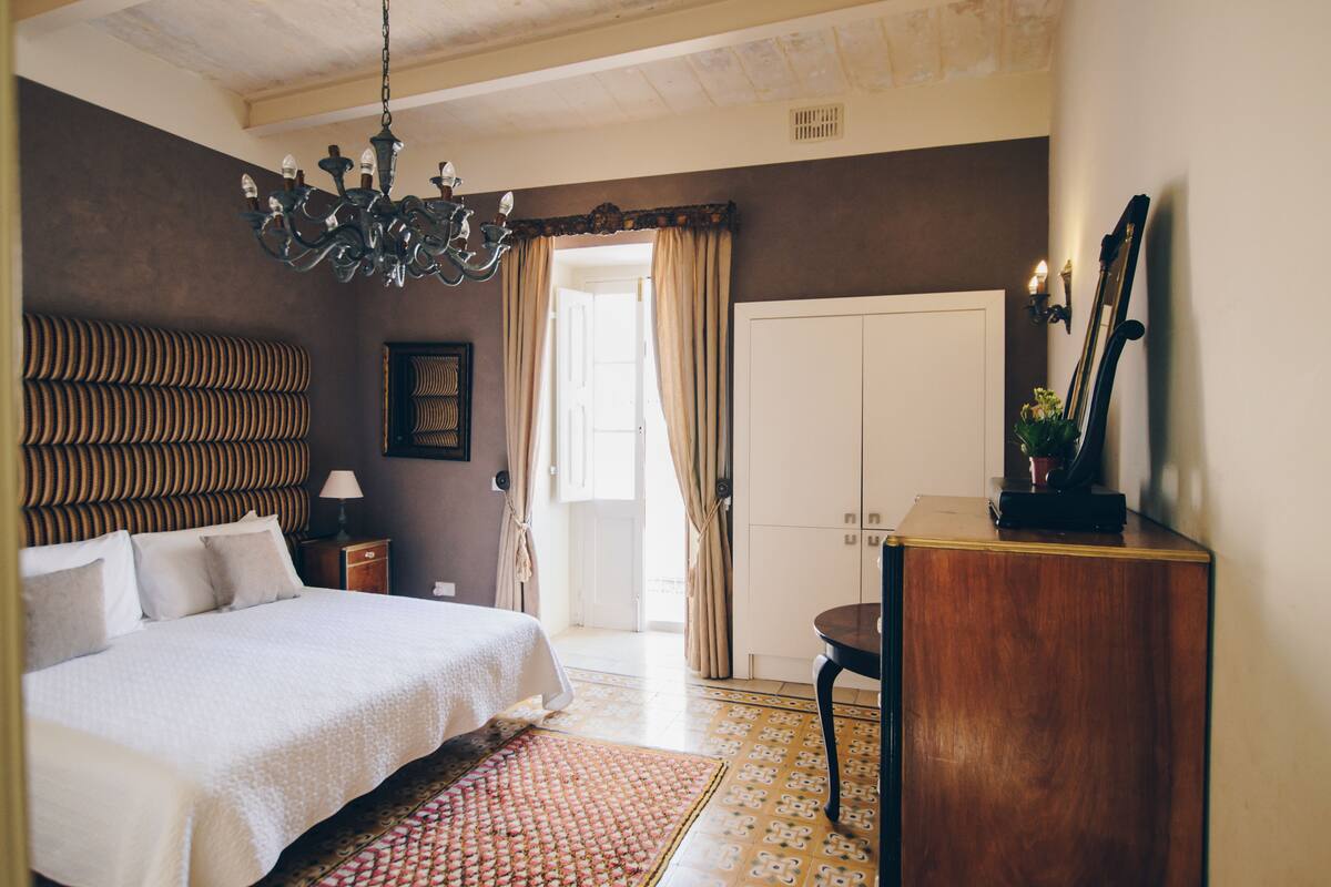 Double Room | 1 bedroom, in-room safe, blackout drapes
