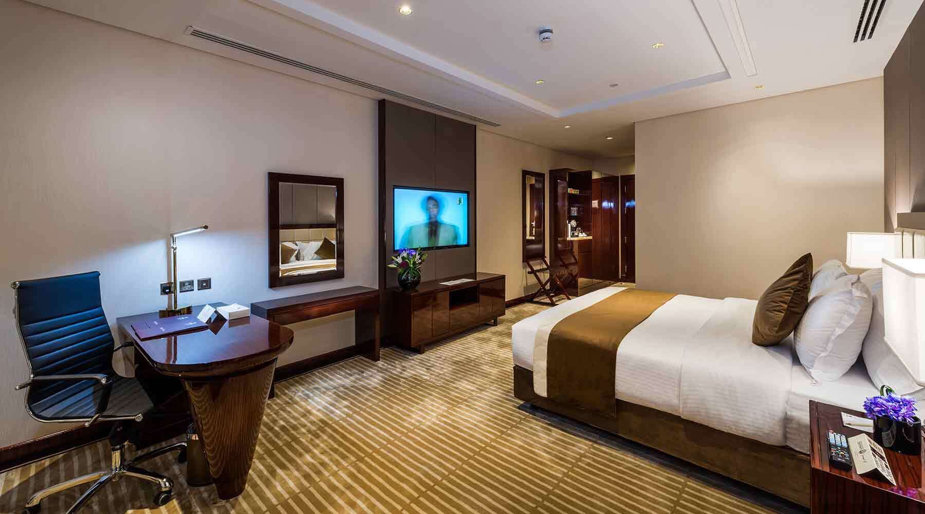 Minibar, caja de seguridad en la habitación y escritorio 