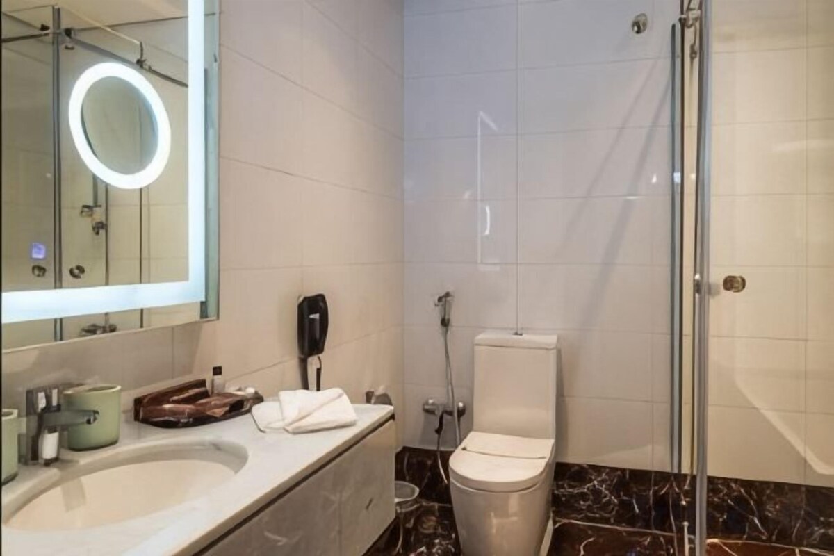Suihku, ilmaiset hygieniatuotteet, hiustenkuivaaja, kylpytakit