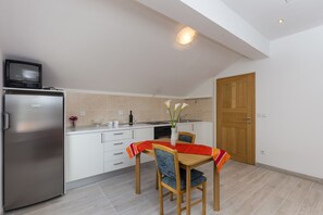 Fridge, oven, stovetop, coffee/tea maker