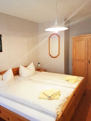 1 bedroom, travel crib, bed sheets - 2-R-FeWo 02 - Ferienpark Waldperle (Trassenheide)