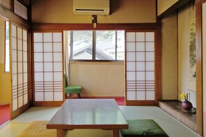 Habitación tradicional, solo para mujeres (Japanese Style) | Tabla de planchar con plancha, wifi gratis, ropa de cama