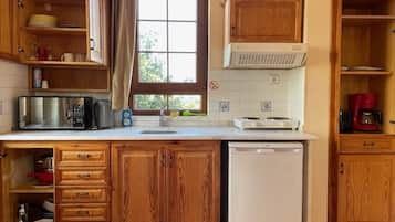 Fridge, stovetop, coffee/tea maker, electric kettle