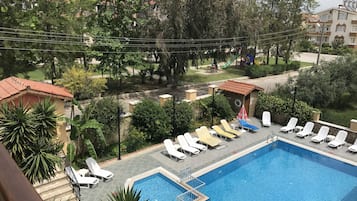 Piscine extérieure, parasols de plage, chaises longues