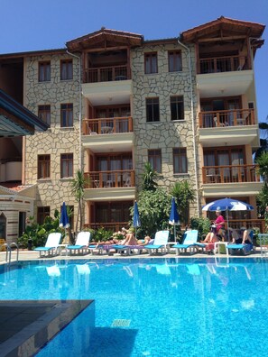 Outdoor pool, pool umbrellas, pool loungers - Nar Apart Hotel (Manavgat)