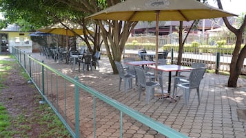 S'hi serveixen esmorzars, dinars, sopars i plats de cuina africana