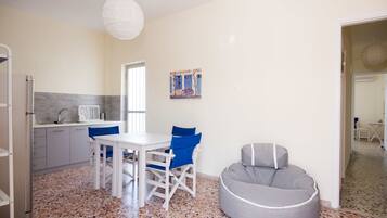 Appartement, 2 chambres, vue mer | Restauration dans la chambre