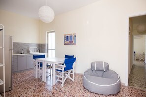 Apartment, 2 Schlafzimmer, Meerblick | Essbereich im Zimmer