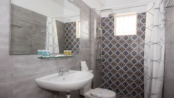 Apartment, 2 Bedrooms, Sea View | Bathroom | Shower, hair dryer, towels