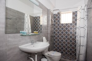 Departamento, 2 habitaciones, vista al mar | Baño | Regadera, secadora de cabello, toallas 