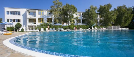 Hồ bơi ngoài trời phục vụ theo mùa, dù/ô trên bãi biển/hồ bơi