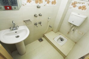 Standard Twin Room | Bathroom