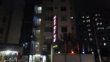 Façana frontal de l'allotjament (vespre/nit)