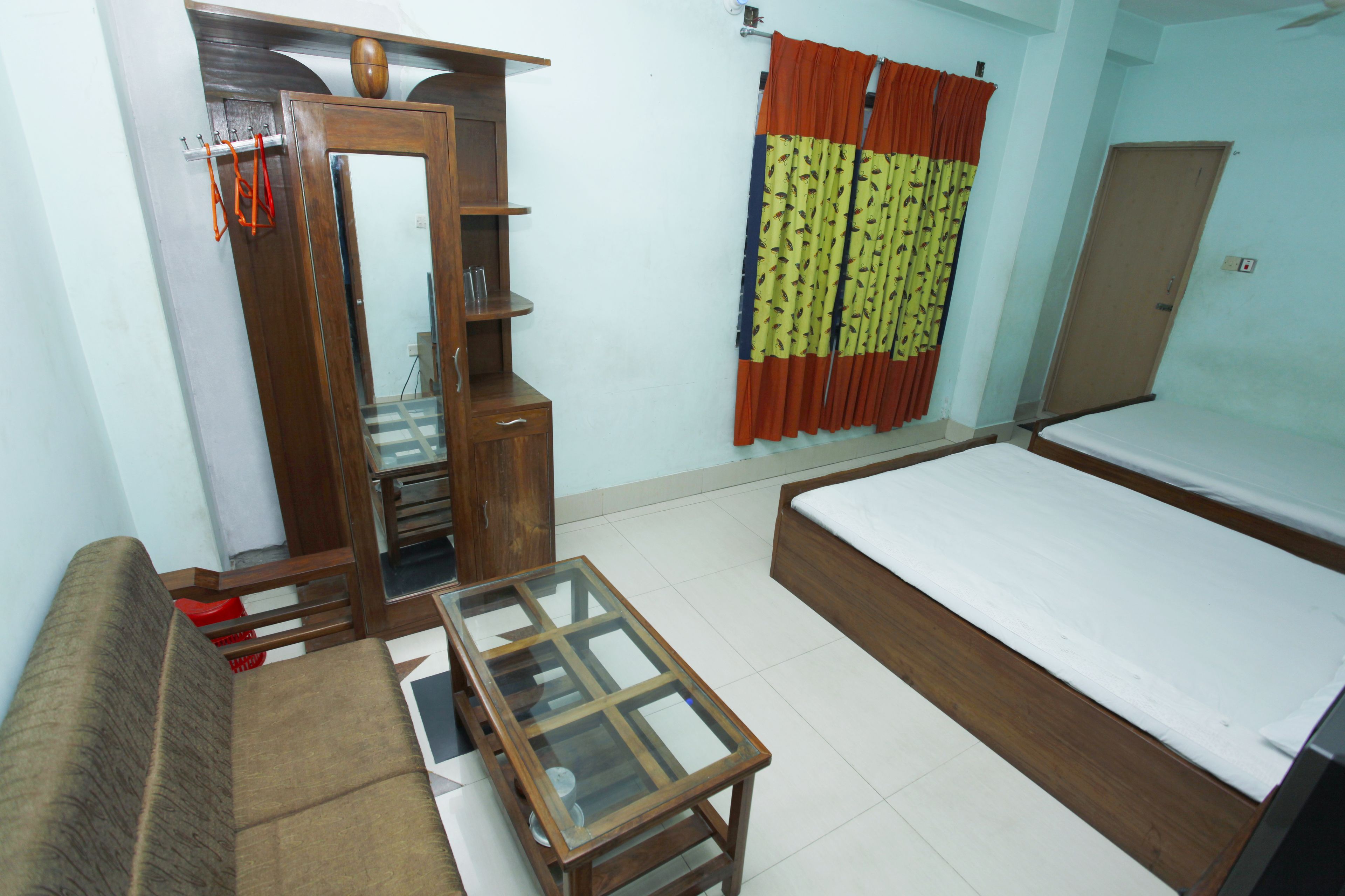 Familien-Vierbettzimmer | Wohnbereich | LED-Fernseher