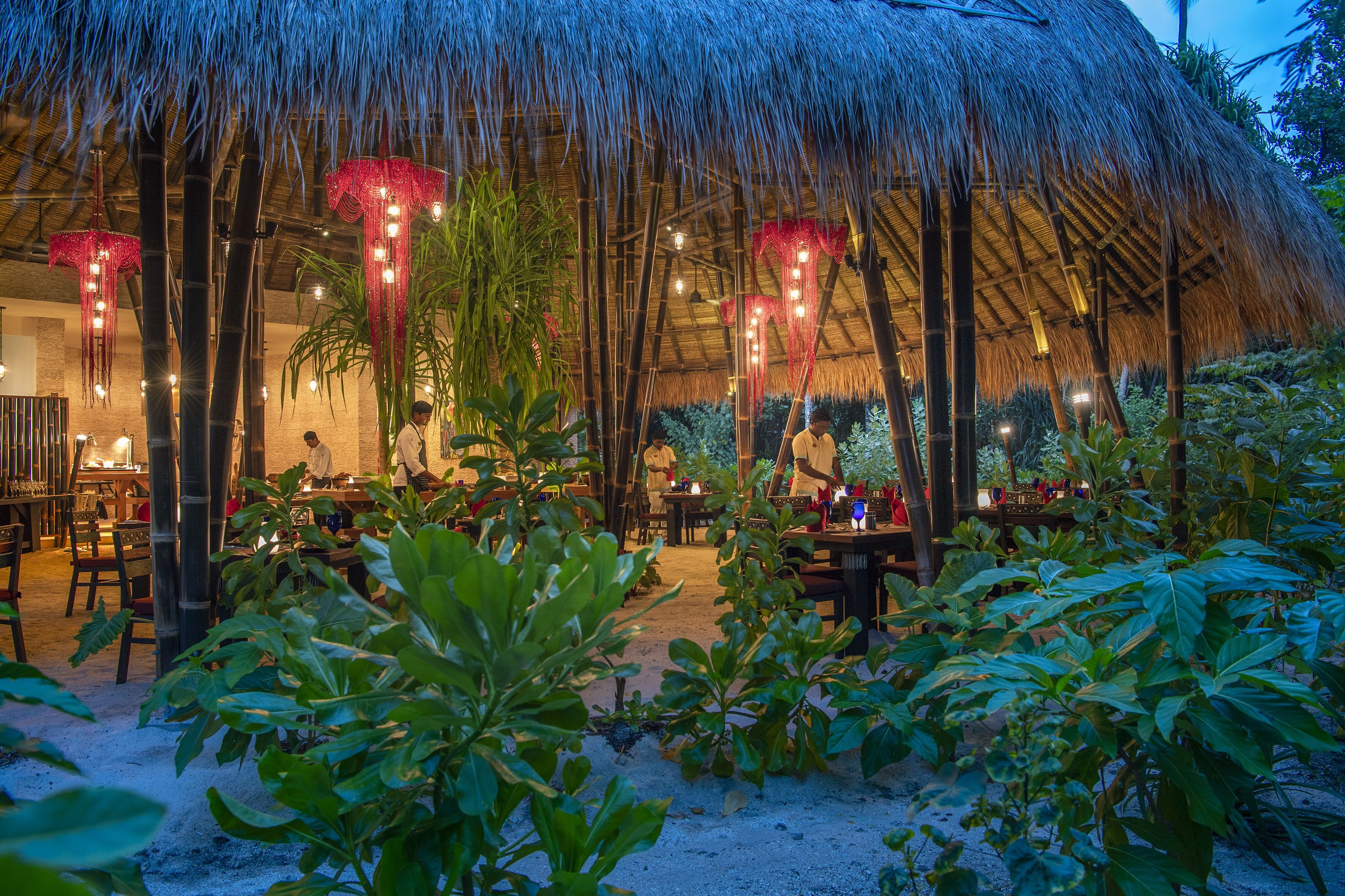 4 restaurants; breakfast, lunch, and dinner served