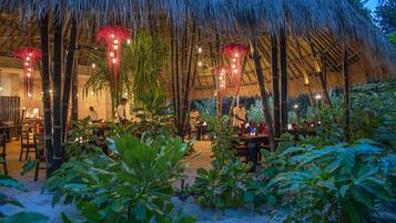 4 restaurants; breakfast, lunch, and dinner served
