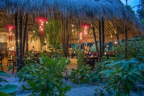 4 restaurants; breakfast, lunch and dinner served 