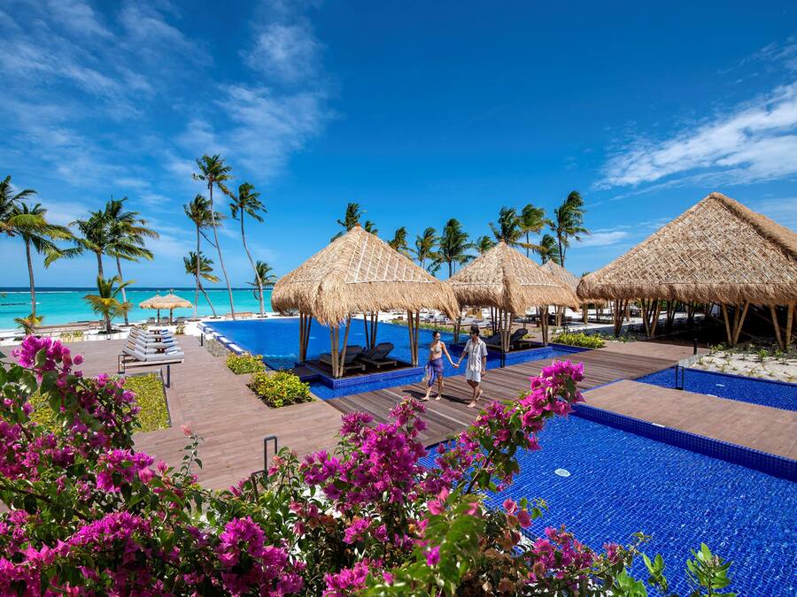 2 outdoor pools, free pool cabanas, pool umbrellas