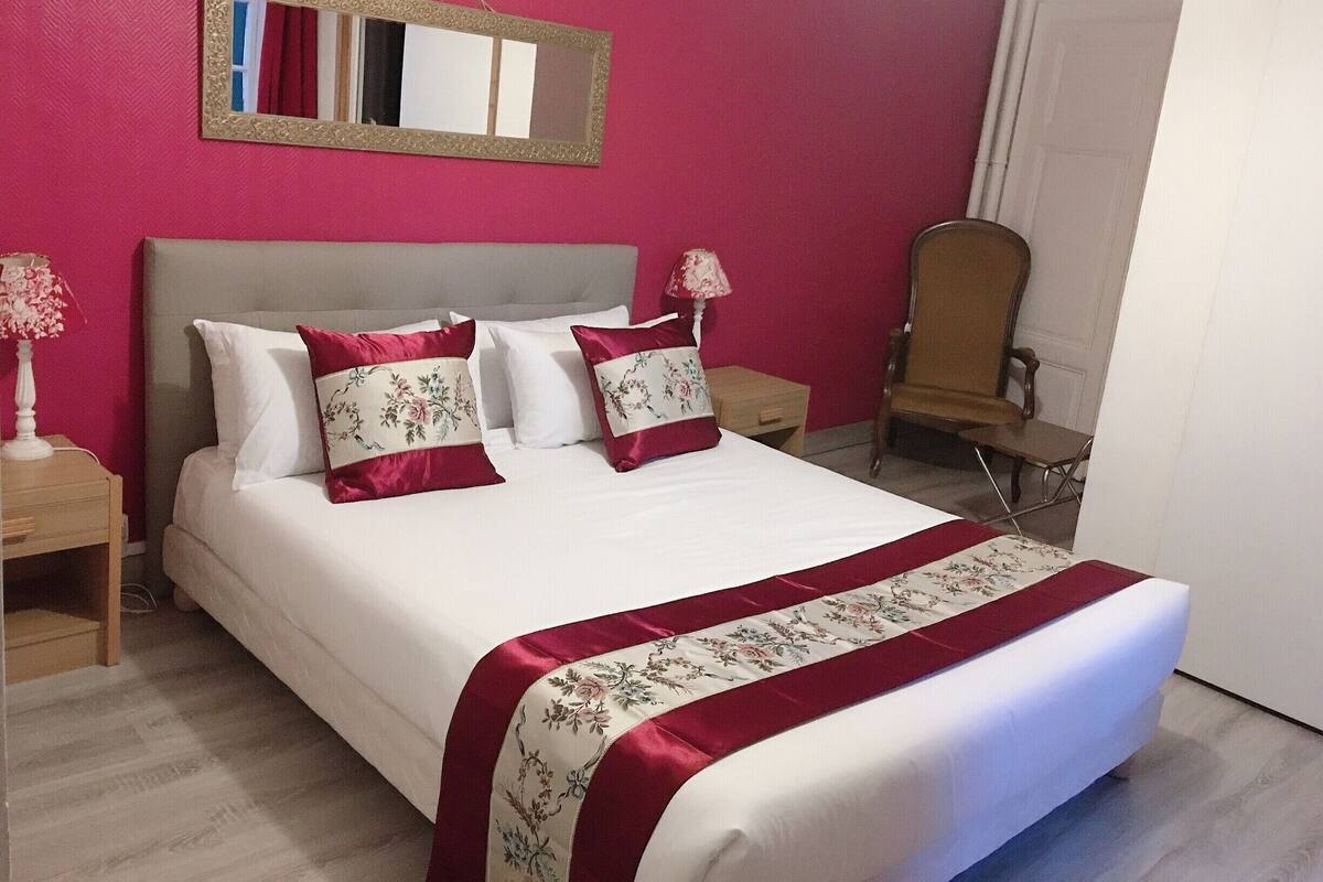 Comfort Room | Laptop workspace, WiFi (free), individually decorated