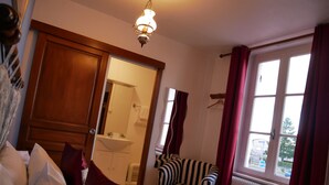 Laptop workspace, WiFi (free), individually decorated - Hostellerie des Voyageurs (Bonson)