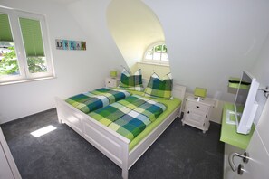 4 bedrooms, in-room safe, iron/ironing board, free WiFi