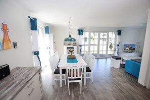 Dining - Drööm under thatch 2, up to 4 bedrooms, 2 bathrooms, sauna... (Ostseebad Rerik)