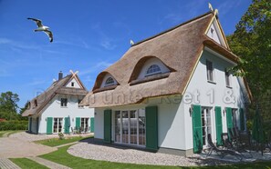 Exterior - Drööm under thatch 2, up to 4 bedrooms, 2 bathrooms, sauna... (Ostseebad Rerik)
