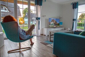 Smart TV, fireplace, DVD player, books - Drööm under thatch 2, up to 4 bedrooms, 2 bathrooms, sauna... (Ostseebad Rerik)