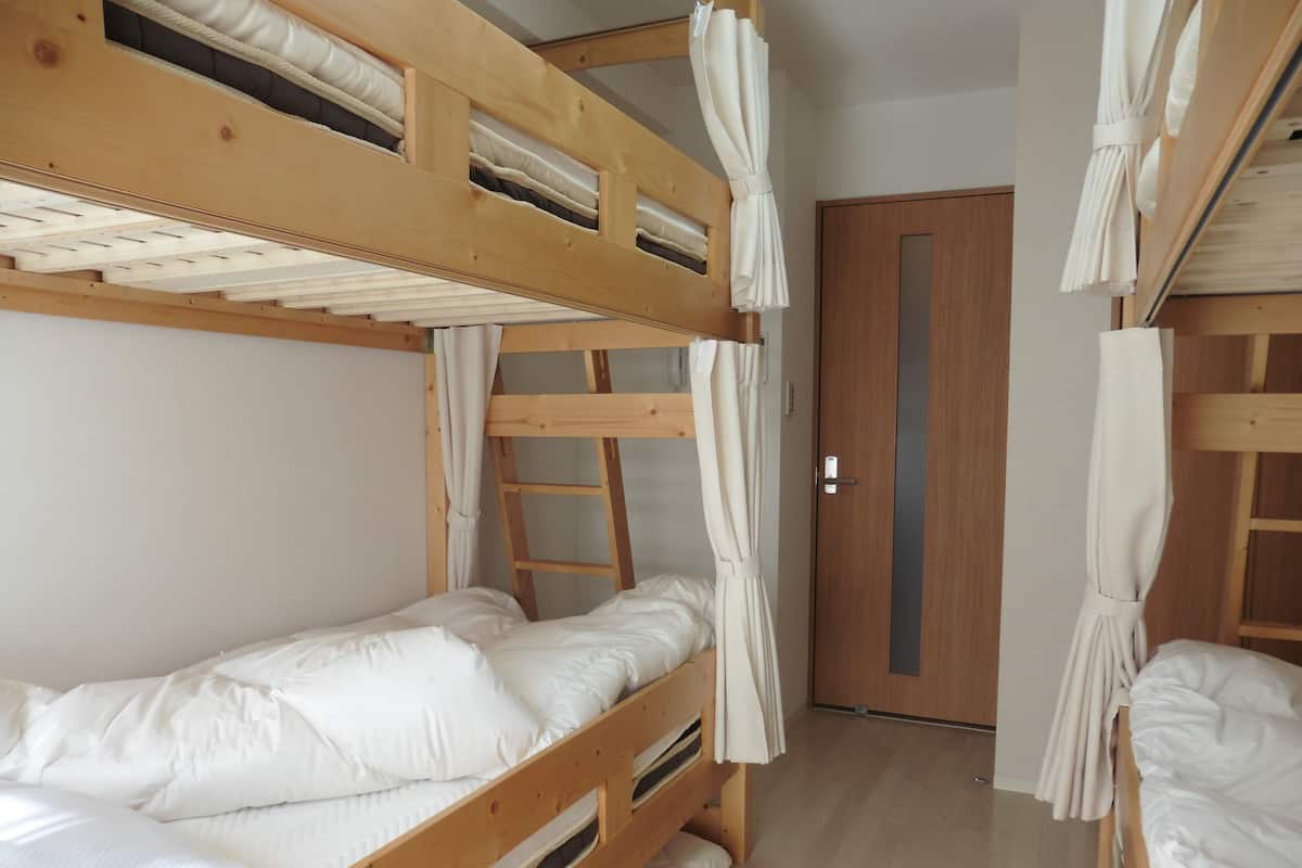 Habitación familiar | Edredón, escritorio, cortinas blackout y insonorización