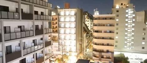 住宿正面 - 傍晚/夜晚