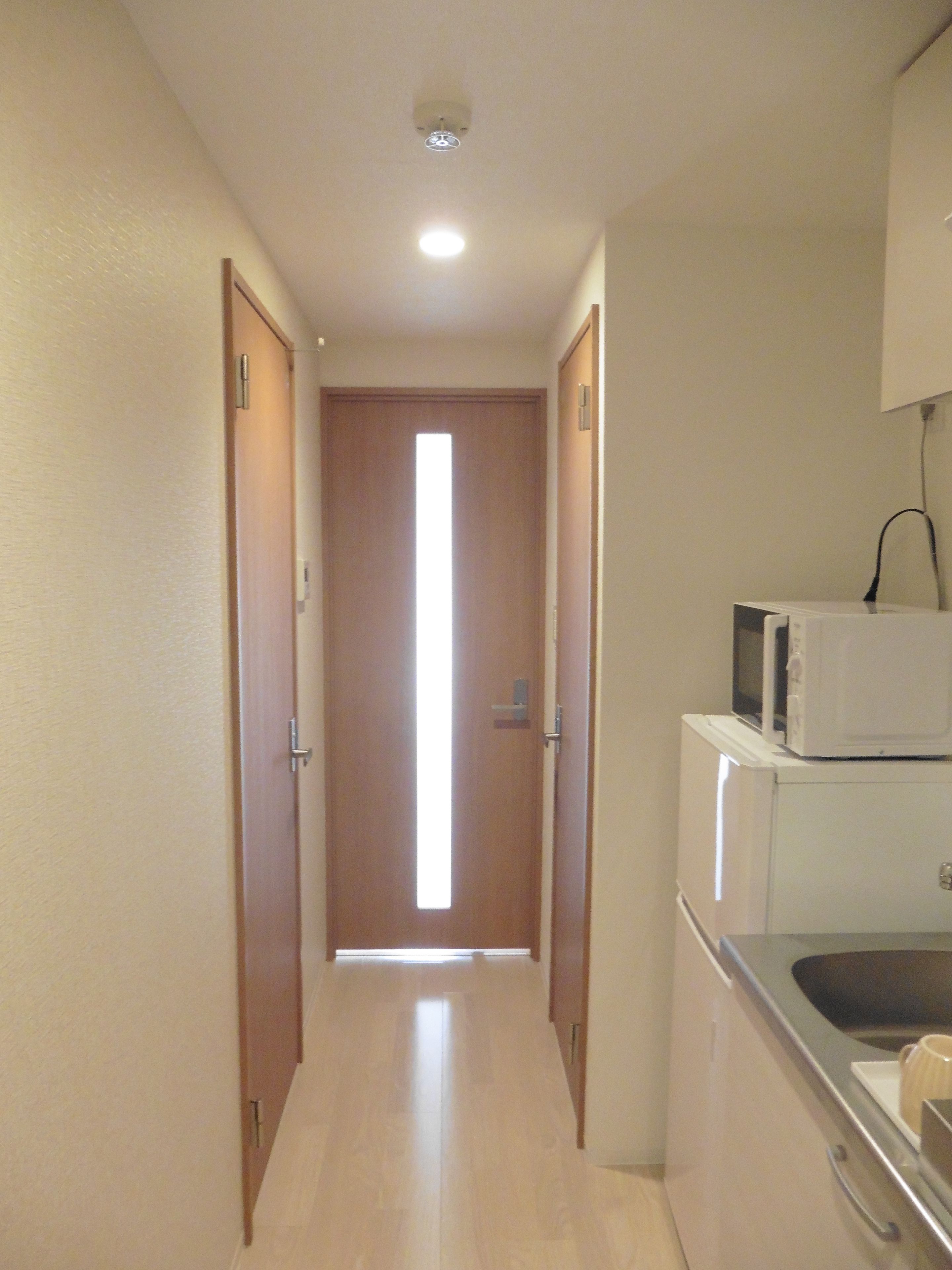 羽毛の掛け布団、デスク、遮光カーテン、防音設備