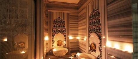 Executive Room | Bathroom | Shower, free toiletries, hair dryer, slippers