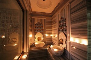 Quarto executivo | Banheiro | Chuveiro, produtos de toalete grátis, secador de cabelo, chinelos