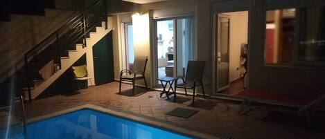 Utendørsbasseng,et oppvarmet basseng, bassengparasoller og solsenger