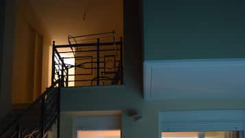 Bagian depan properti - sore/malam