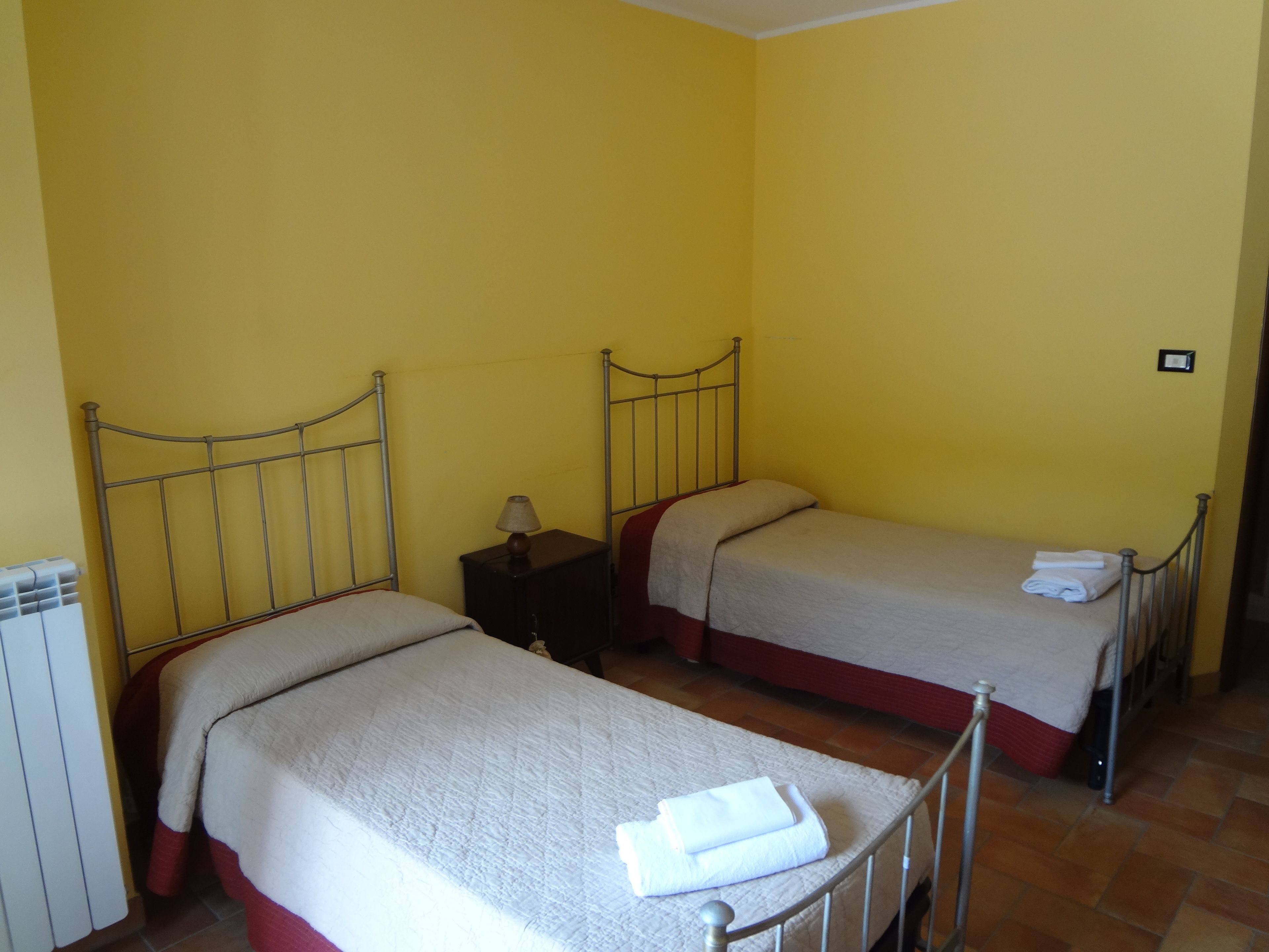 Tomannsrom | Sengetøy av topp kvalitet, skrivebord og lydisolert