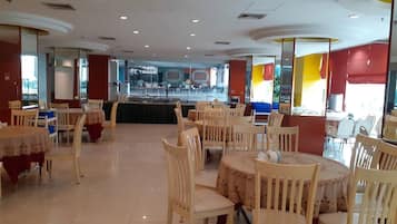 Se sirven desayunos, almuerzos y cenas; cocina local e internacional