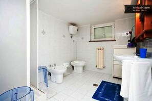 Deluxe-Suite, 1 Schlafzimmer, eigenes Bad, Gartenblick | Badezimmer | Dusche, Handtücher