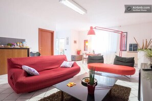 Deluxe-Suite, 1 Schlafzimmer, eigenes Bad, Gartenblick | Wohnbereich | Flachbildfernseher, Kamin